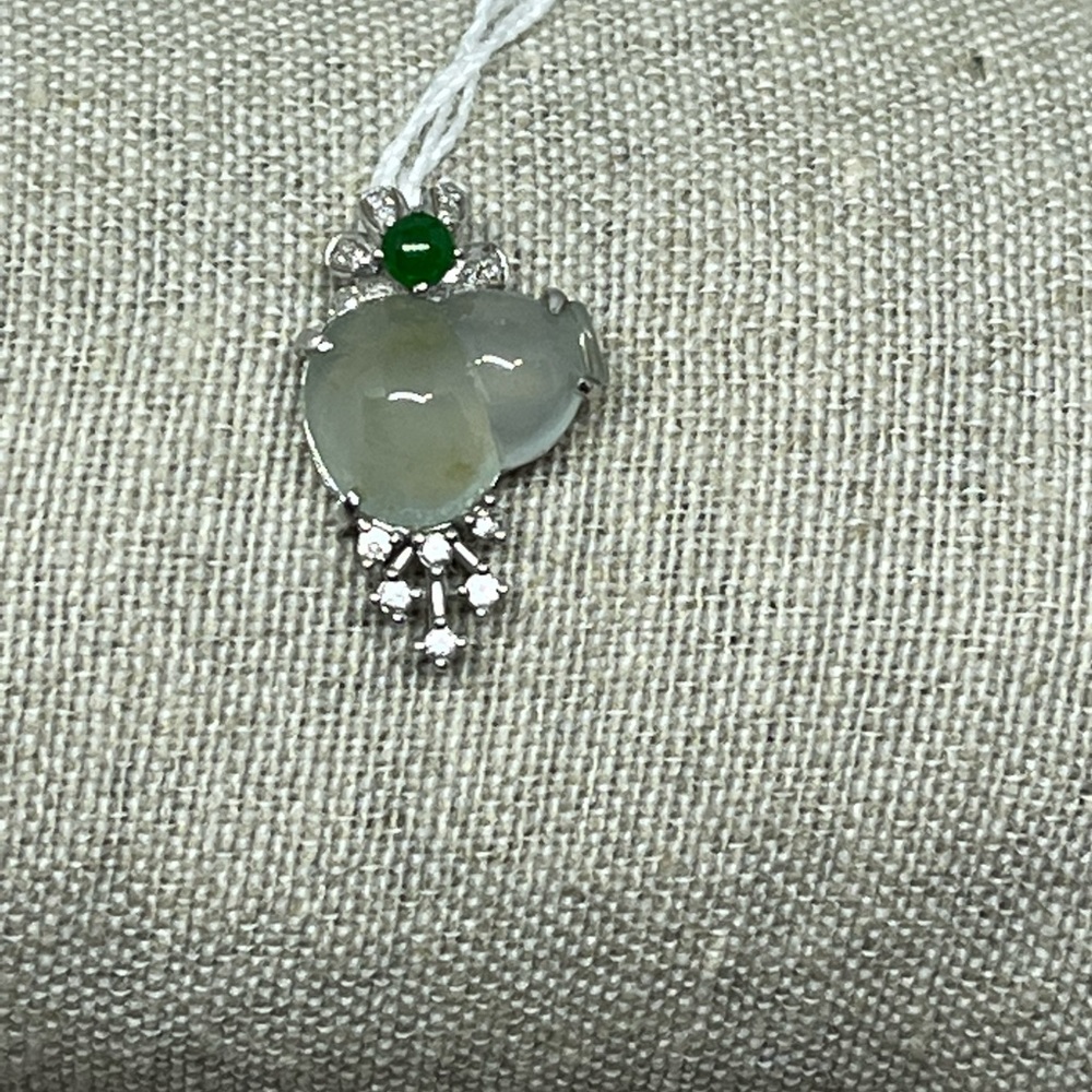 Jade and diamond pendant on 18k white gold
